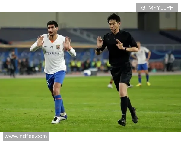 袁甲评艾堃蓉城第一球争议与费莱尼事件惊人相似引发热议